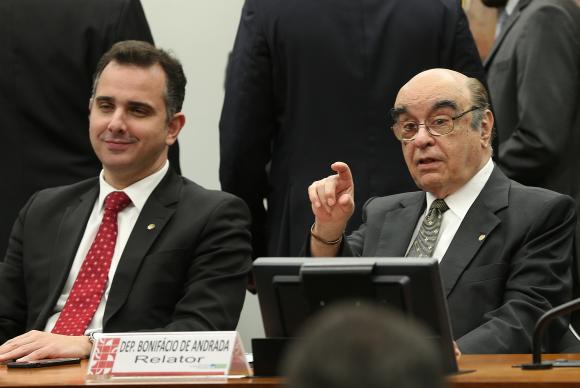 O presidente da CCJ da Câmara dos Deputados, Rodrigo Pacheco, e o relator Bonifácio Andrada (PSDB-MG) durante apresentação do parecer sobre denúncia  (Foto: Wilson Dias/Agência Brasil)