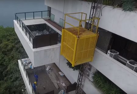 Operários faziam a manutenção das piscinas privativas do edifício Mansão Carlos Costa Pinto