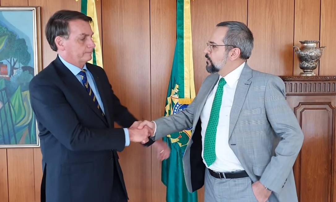 Bolsonaro se irrita com postura de Abraham Weintraub, diz jornal.