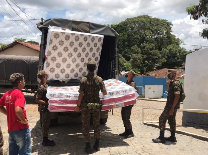 Enchentes na Bahia: colchões e alimentos são distribuídos em Ibicaraí, Itabuna e Ibicuí