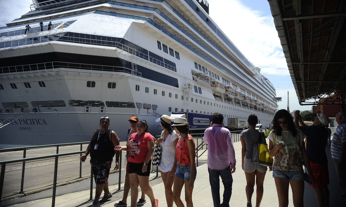 Anvisa suspende operação de navios de cruzeiro na Bahia