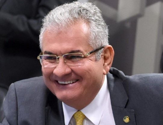 Angelo Coronel curte feriadão de Carnaval e o povo paga