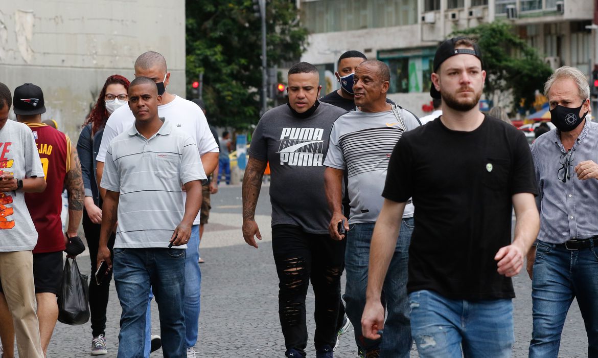 Brasil registra 2.978 novos casos de covid-19 e 34 mortes