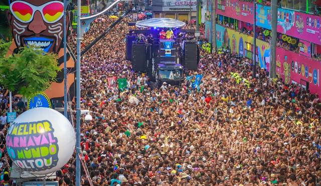 BaianaSystem arrasta foliões no Campo Grande neste 4º dia de Carnaval