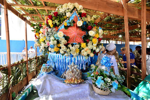 Festa de Iemanjá leva  multidão para o Rio Vermelho