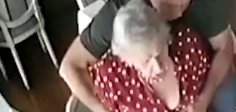 João Roma salva senhora  engasgada em restaurante