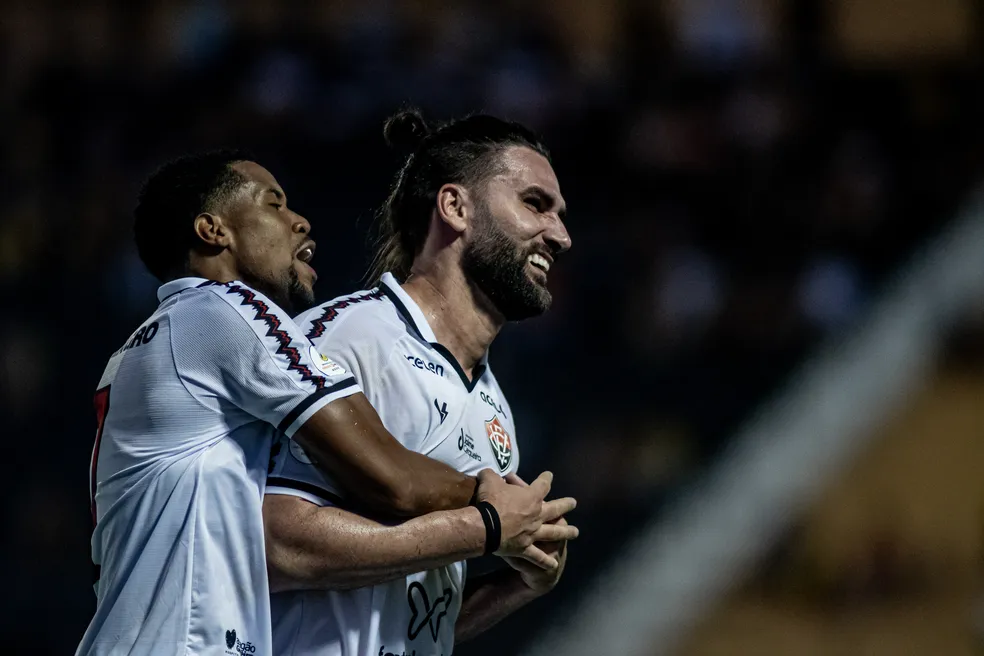 Vitória vence  e sobe para a Série A do Brasileiro. Confira como foi.