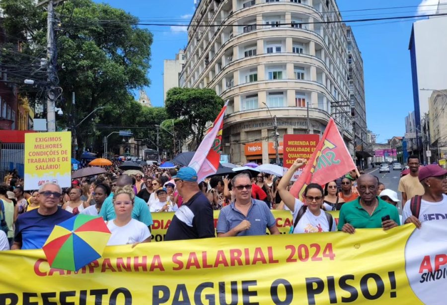 Profissionais da Educação na Bahia paralisam atividades nesta quarta (13) e pedem pagamento do piso salarial