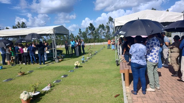 Criança que morreu em Alagoinhas ao ser esquecida pelo pai em carro  é  sepultada sob forte comoção