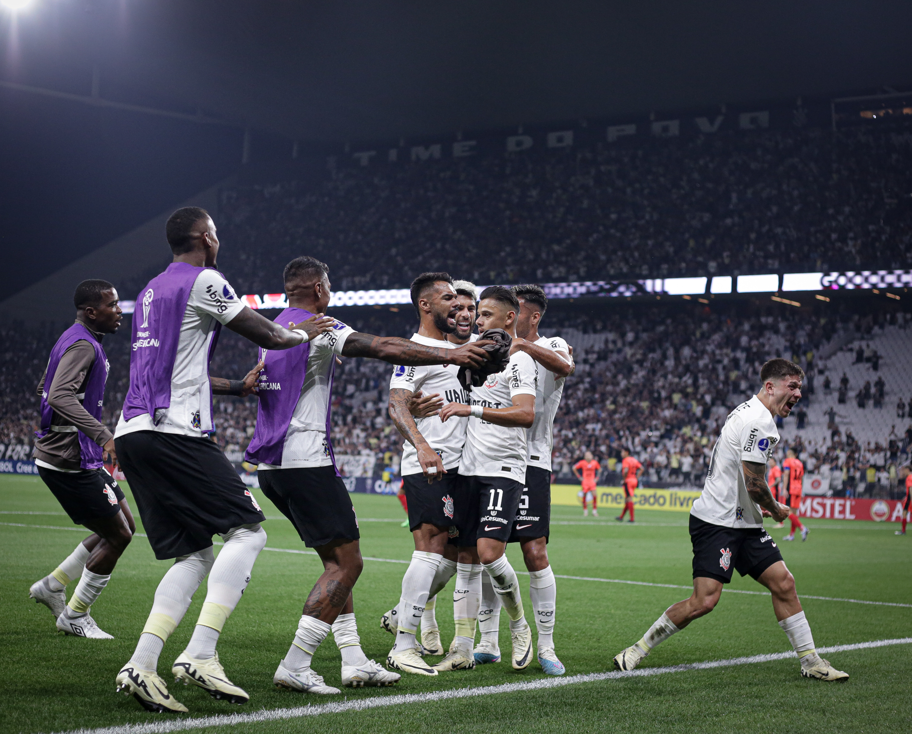 Corinthians goleia o Nacional-PAR e vence a primeira na Sul-Americana