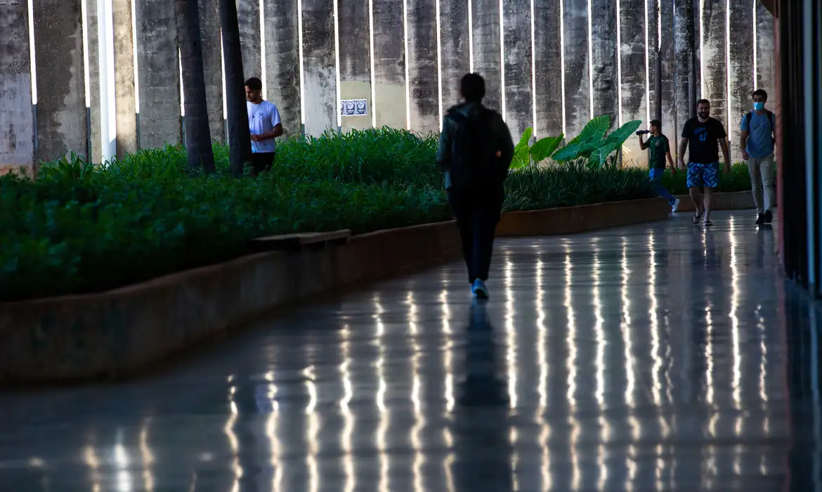 Professores de universidades e institutos federais entram em greve