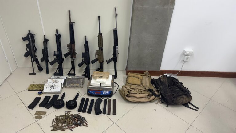 Bahia tem maior apreensão de armas em 2024:  seis fuzis, submetralhadora e mais de mil     munições.