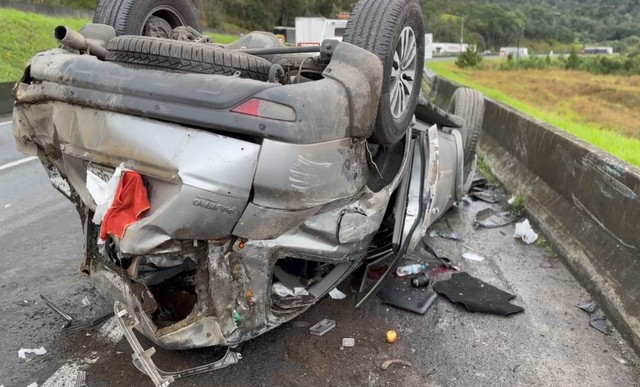 Dunga, ex-técnico da Seleção Brasileira, e esposa ficam feridos após carro capotar no Paraná. Veja como foi.