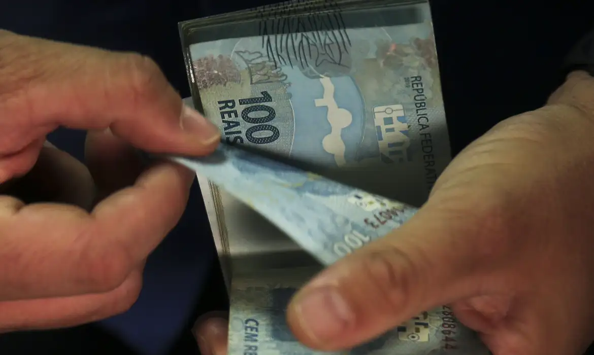 Primeira parcela do décimo terceiro deve ser paga até esta sexta