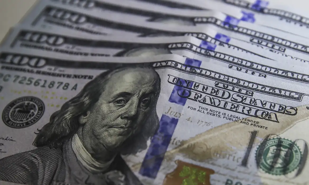 Crise acelera: dólar bate recorde pela 4ª vez e taxa Selic pode subir de 0,75% a 1%