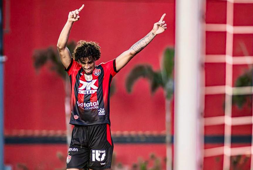 Fabrício estreia e marca gol nos acréscimos do Vito