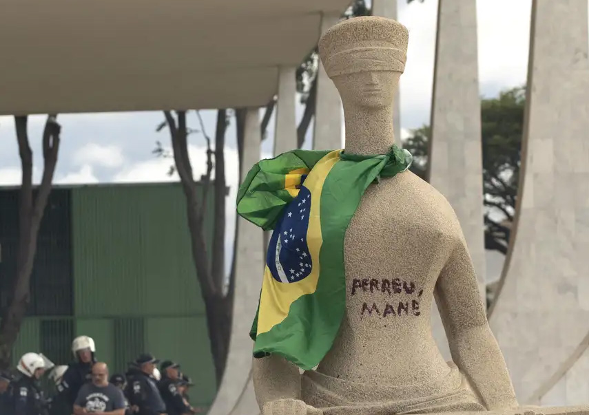 Moraes concede prisão domiciliar a mulher que pichou com batom ‘perdeu, mané’ em estátua do STF