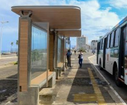 Mutirão: Semob realiza intervenções em abrigos de ônibus de Salvador.