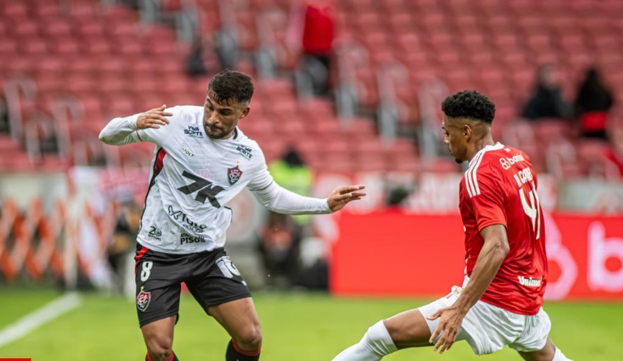 Vitória leva gol nos acréscimos e entra na zona do rebaixamento do Brasileirão