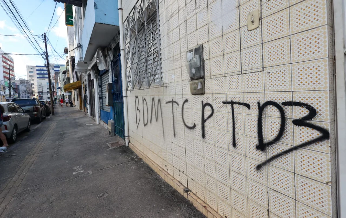 Em Salvador, facções obrigam moradores a deixarem portas destrancadas para traficantes