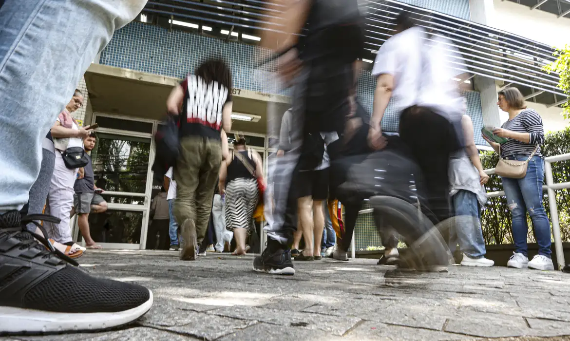 Enem 2025: 4,8 milhões participam do 1° dia de provas neste domingo