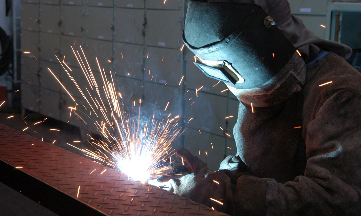Economia brasileira cresce 0,1% no terceiro trimestre; Em 12 meses, alta é de 2,7%