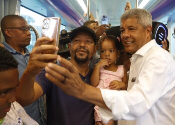 Moradores do Subúrbio Ferroviário participam da primeira viagem-teste do VLT