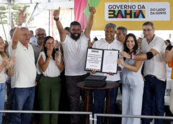 Jerônimo entrega sistema de abastecimento de água e shopping popular em Itiruçu