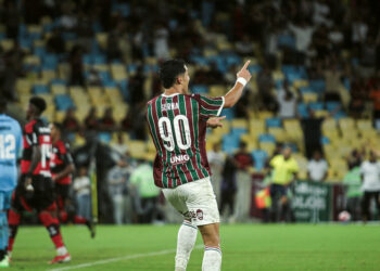 Fluminense vence o Flamengo e assume a liderança do Grupo A do Carioca