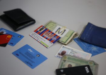 Entrega de documentos recuperados pela Guarda Civil no Carnaval 2026