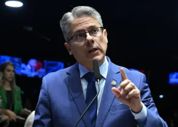 Senador vai à PGR e pede afastamento de Toffoli do caso Master