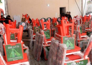 Prefeitura entrega kits de trabalho e cartão de transporte a ambulantes que atuarão no Circuito Osmar