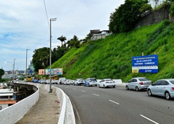 Trecho da Avenida Contorno é interditado parcialmente para obra de contenção de encosta