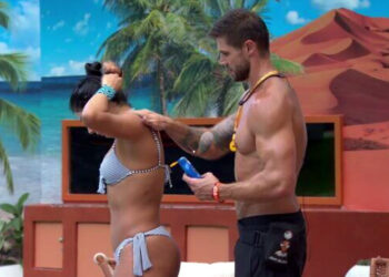 BBB 26: Jonas Sulzbach passa protetor solar em Marciele, e Maxiane reage: ‘Eita, como faz massagem’