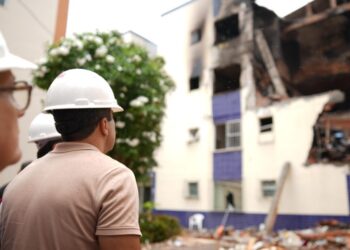 Bruno Reis vistoria prédio atingido por incêndio no Stiep e anuncia medidas de assistência aos moradores