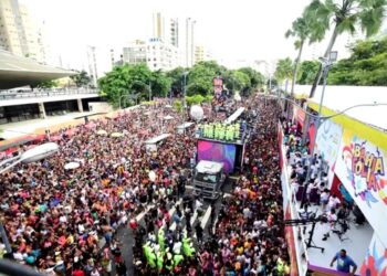 Abertura do Carnaval hoje em Salvador  reúne grandes nomes do samba e arrastão com Xanddy Harmonia
