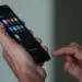 Veja dicas para proteger seu celular de golpes virtuais no carnaval