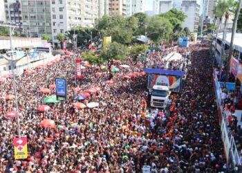 Ivete Sangalo arrasta multidão  no Campo Grande e recebe  Daniela Mercury em trio