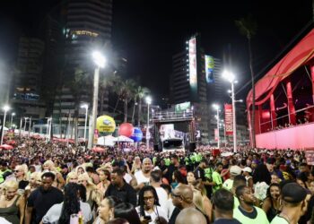 Léo Santana comanda Pipoco e arrasta multidão no pré-Carnaval de Salvador