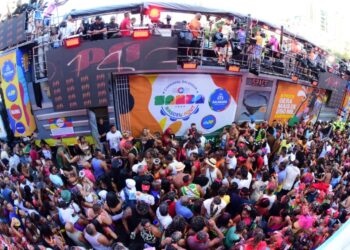 Psirico abre passagem no Campo Grande com sucessos do pagodão raiz