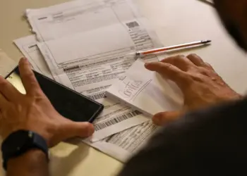 Salário mínimo de R$ 1.621 começa a ser pago nesta segunda