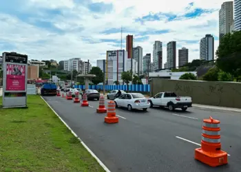 Trânsito na Av. Juracy Magalhães Jr. tem bloqueio parcial para implantação de passarela