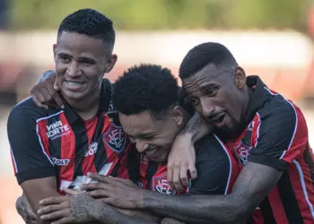 Vitória vence o Galícia por 3 a 0 e avança às semifinais do Baianão 2026
