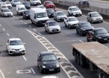 Proprietários de veículos com placas de finais 1 e 2 têm desconto de 8% no IPVA