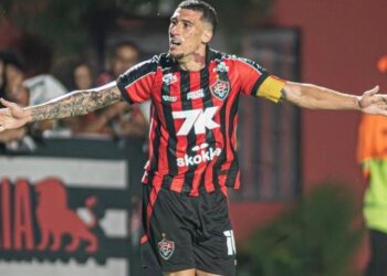 Com golaço de Baralhas, Vitória vence o Mirassol no Barradão.