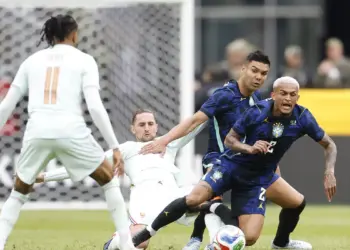 Brasil cai na real: joga com um a mais e é derrotado pela França.