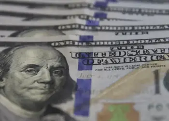Dólar sobe e petróleo dispara com ataque militar ao Irã; entenda
