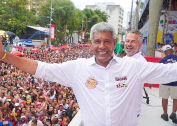 Aniversário de Salvador: capital vive momento de transformação com investimentos do governo, destaca Jerônimo em artigo.