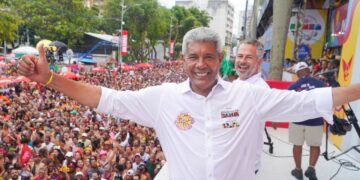 Aniversário de Salvador: capital vive momento de transformação com investimentos do governo, destaca Jerônimo em artigo.