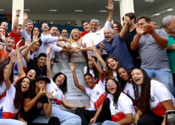 Governo do Estado inaugura colégio de tempo integral em Cândido Sales e autoriza construção de 90 moradias